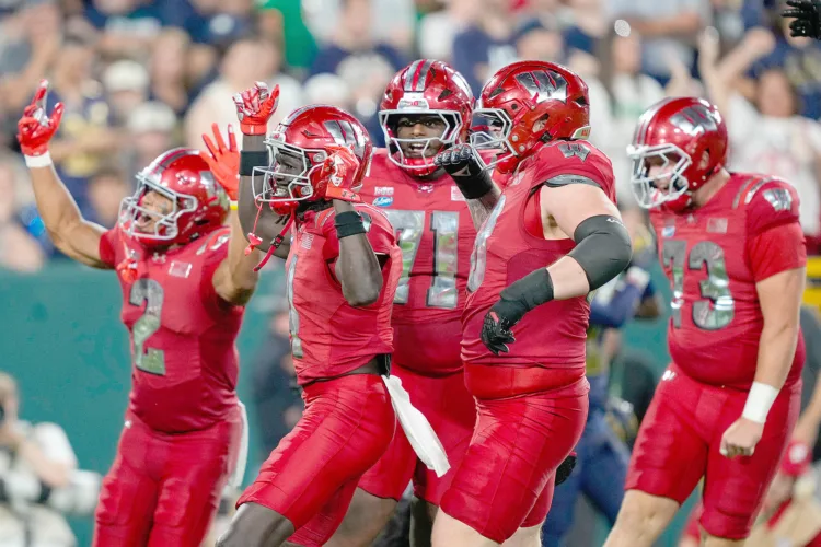 Notre Dame overcomes slow start, beats Wisconsin 41-13 at Lambeau